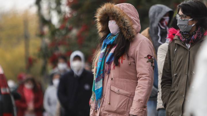 Cómo podría afectar el invierno y la llegada del frío a los contagios