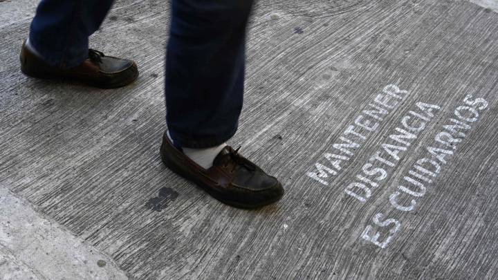 <p>Actualmente, algunas<strong> provincias de la Argentina se encuentran en la fase 4</strong> de la cuarentena por coronavirus, mientras que <strong>otras están en la fase 3,</strong> eso hace que las diferencias en las actividades permitidas en cada una sean apreciables.</p> <p>La fase 3 es <strong>más estricta</strong>, pues responde a una intensa circulación del virus. Por su parte, la fase 4 regula <strong>un aislamiento más moderado</strong> por la reducción local de contagios. Las autoridades de Buenos Aires, Córdoba, Chubut y Río Negro, por ejemplo, decidieron dar marcha atrás con la flexibilización de la cuarentena por el repunte de casos sufrido. Así, es necesario e<strong>specificar cuáles son las actividades permitidas en cada una de las provincias</strong> del país (por orden alfabético):</p> <h3>Buenos Aires</h3> <p>En la Provincia se permitió la apertura de comercios y construcción privada. Además, dependiendo del distrito, se habilitaron distintas actividades y servicios comerciales. Por su parte, en la Ciudad de Buenos Aires, este fin de semana comenzaron las salidas recreativas, pero todavía está por ver si continúan, pues se va a proceder a su evaluación. Puedes consultar más detalles sobre su situación <a title="detalles CABA" href="https://argentina.as.com/argentina/2020/05/09/tikitakas/1589055525_446807.html" target="_blank">aquí.</a></p> <h3>Catamarca</h3> <p>Al igual que Formosa, Catamarca no tiene enfermos. Desde el pasado fin de semana están reguladas las caminatas, el trote, el ciclismo y también el tenis y el pádel. Además, hay un proyecto para regular las reuniones familiares.</p> <p>"También se habilitarán las ferias americanas, que realizan la elaboración de productos catamarqueños en un horario de 10 a 16 horas; mientras que los templos podrán abrir para rezar de 8 a 20 horas, pero sin misas", declaró Hernán Martel, el ministro de Seguridad de la provincia.</p> <h3>Así es la cuarentena en Chaco</h3> <p>En esta provincia, los últimos datos hablan de 640 casos de coronavirus y 36 fallecidos, pero hay algunas actividades que sí están permitidas, aunque con limitaciones. Por ejemplo, se habilitaron las misas y otras reuniones y congregaciones religiosas sin superar el 33% del aforo, hasta las 19 horas, con barbijo y sin contacto físico.</p> <p>Dentro de la provincia, en la localidad de Charata, las peluquerías, tiendas y zapaterías retomaron sus actividades con limitaciones, al igual que bares y restaurantes, en este caso solo los domingos.</p> <h3>Chubut</h3> <p>En esta provincia volvieron a abrir los bancos, talleres y centros de pagos mientras que retomaron su actividad las empleadas domésticas, los electricistas, gasistas y el servicio de delivery. Sin embargo, el intendente de la localidad de <strong>Gastre</strong>, Genaro Pérez, anunció: "Volvimos a fojas 0 con la cuarentena tras conocerse dos casos en la localidad de Jacobaccsi que está a 140 kilómetros (al norte) y ante el rumor de que uno de los afectados pasó por nuestro pueblo".</p> <h3>Córdoba</h3> <p>Es una de las provincias que reculó y decidió regresar a la fase 3 debido a un brote en la zona del Mercado Norte. Cuentan con 431 casos y 26 fallecidos hasta ahora. Se habían habilitado los comercios, peluquerías, paseos y templos.</p> <h3>Corrientes</h3> <p>Están permitidas las salidas recreativas para niños y mayores de 60 años, además de la practica de ciclismo y deportes individuales. Los comercios y las peluquerías volvieron a abrir sus puertas, al igual que el shopping provincial, este con horario reducido de 9-17 horas.<span> Matías Lammens, ministro de Turismo y Deportes, tiene a esta provincia en cuenta para la vuelta del fútbol argentino.</span></p> <h3><span>Entre Ríos</span></h3> <p>El gobernador de la provincia, Gustavo Bordet, afirmó que están casi todas las actividades habilitadas. Con apenas una treintena de casos confirmados, en este territorio se permiten las salidas recreativas hasta las 19.30 horas y volvió la embarcación deportiva en el río Uruguay. Se puede andar en bici o hacer running y están abiertos los comercios minoristas, concesionarias de autos, al igual que retomada la actividad judicial.</p> <h3>Formosa</h3> <p>Formosa y Catamarca son los actuales distritos nacionales sin enfermos, por lo que se encuentran en una fase de flexibilización de la cuarentena bastante avanzada. A finales del mes de abril se empezó a permitir el ingreso "ordenado y administrado" al territorio. También desde el pasado fin de semana se abrieron las peluquerías, agencias de autos y motos, los comercios moniristas e incluso las casas de quiniela.</p> <h3>Actividades permitidas en Jujuy</h3> <p>Jujuy fue el primer lugar que permitió el deporte al aire libre, aunque con horarios restringidos, según la terminación del DNI y con el uso del barbijo impuesto por obligación. Además de la actividad física, en la provincia de Jujuy están permitidas las reuniones de hasta diez personas en un mismo hogar, la asistencia a iglesias y templos para orar, los comercios están abiertos y se habilitó el turismo interno.</p> <h3>La Pampa</h3> <p>El gobernador Sergio Ziliotto confirmó que los pueblos de menos de 5 mil habitantes podrán abrir los comercios en horario habitual y amplió que las caminatas también podrán llevarse a cabo de manera normal, a excepción de La Adela (a un paso de cruzar con Río Negro). Además, el sector industrial comenzó a trabajar de 8 a 18 horas y también están habilitados los delivery y retiros. Están abiertos peluquerías, comercios y colegios profesionales.</p> <h3>Actividades permitidas en La Rioja</h3> <p>En la provincia hay más de 60 casos confirmados y se han producido siete decesos. Actualmente, están permitidas las salidas recreativas y la apertura de los comercios de 9-13 horas. Abrieron las peluquerías y locales de ropa y calzado, los talleres mecánicos y gomerías, al igual que se habilitó <span>la carga de combustible y se retomó la actividad en el Correo Argentino.</span> No obstante, no se descarta un retroceso en las medidas de flexibilización de la cuarentena por el último repunte de casos.</p> <h3>Mendoza</h3> <p>En esta provincia también se está volviendo a la actividad poco a poco, pues abrieron los comercios, agencias de loterías y quinielas, se habilitaron los servicios de mudanzas, el doméstico e incluso las iglesias y templos de culto. Los bares y restaurantes operan mediante delivery y los shoppings están presionando para volver a abrir. Con 89 casos y diez fallecidos, en Mendoza la novedad es que se permitió a los profesores de Educación Física que trabajen de manera particular con dos personas máximo por turno.</p> <h3>Misiones</h3> <p>En Misiones se cuentan sobre los 25 casos y un fallecido, así, con una situación aparentemente controlada, se permitieron las salidas recreativas desde el pasado fin de semana y se retomó la actividad en los registros civiles y las obras privadas.</p> <h3>Neuquén</h3> <p>Más altas son las cifras en Neuquén, con más de un centenar de casos y cinco defunciones a causa del coronavirus. En este territorio, las salidas recreativas están permitidas en unos determinados horarios excepto en la localidad de Andagollo.</p> <p>También volvieron a abrir sus puertas los comercios, peluquerías, lavaderos de autos y ópticas y hay servicio delivery de los bares y restaurantes, pensando en habilitar el de recogida también. Artistas y asistentes de la industria audiovisual retomaron su actividad y están permitidas las mudanzas y las obras privadas. </p> <h3>Río Negro</h3> <p>En esta provincia los casos sobrepasan los 300 y ha habido 14 decesos. Así, todavía no se flexibilizó demasiado la cuarentena obligatoria y están permitidas las salidas recreativas y el ciclismo durante una hora los días martes, jueves, sábados, domingos y feriados de 13-19 horas. Los centros médicos y odontólogos están abiertos.</p> <h3>Actividades permitidas en Salta</h3> <p>Salta está en fase 4, pues apenas cuenta cinco casos. Primeramente se permitieron las salidas recreativas, con determinados horarios y a no más de un kilómetro de casa. Igualmente, se fueron abriendo<span> los bares y restaurantes, peluquerías y cementerios. Se pueden practicar diez deportes individuales: pádel, golf, parapente, trail running, tiro deportivo, tenis, equitación, ciclismo, mountain bike y atletismo. Por su parte, <span>Matías Lammens, ministro de Deportes, no descartó que el fútbol volviera a jugarse en esta provincia a partir de los pocos casos de COVID-19 que registra.</span></span></p> <p><span> Además, consultorios médicos, psicológicos, odontológicos, laboratorios bioquímicos y ópticas abrieron, siempre con cita previa, y desde esta semana se permiten las mudanzas y los casamientos.</span></p> <h3>San Juan</h3> <p>Con una cifra similar de casos a la de Salta, cuatro, San Juan también flexibilizó su cuarentena y reabrió los comercios mayoristas y minoristas, además de los shoppings, que tienen un horario preferencial entre las 14 y 16 horas para adultos mayores y embarazadas. Por supuesto, también están permitidos los paseos.</p> <h3>San Luis</h3> <p>También en esta provincia del centro del país los casos de coronavirus son escasos (una decena según las últimas cifras), así que se empezaron a permitir las reuniones entre familiares y amigos, los sábados y domingos de 11:00 a 19:00, en casas particulares y en un número no mayor a 10 personas por domicilio.</p> <p>También se permitió un evento cultural en la localidad de Merlo y las ferias y está permitido caminar, pescar, running, ciclismo, al igual que oraciones, confesiones y asistencia espiritual de manera individual en lugares de culto público.</p> <h3>Santa Cruz</h3> <p>Con casi medio centenar de casos y ninguna muerte, en la provincia de Santa Cruz también se permiten las salidas recreativas, abrieron los locales de pagos de servicios e impuestos, <span>se reactivó el sector comercial y la construcción privada, además de</span> la actividad registral y la producción para exportar.</p> <h3>Santa Fe</h3> <p>Más de 250 casos y tres muertes tuvieron lugar hasta ahora en la provincia de Santa Fe, que permite el ingreso al territorio cumpliendo un aislamiento obligatorio de 14 días. Ahora ya abrieron los comercios minoristas, peluquerías, de manicura y de podología y se permiten actividades como las liberales, obras privadas, lavaderos, servicios de mantenimiento, etc. Están por evaluar las salidas recreativas.</p> <h3>Actividades permitidas en Santiago del Estero</h3> <p>En esta provincia se cuentan sobre una veintena de casos de coronavirus, mientras las muertes se mantienen en cero. Así las cosas, se encuentra en una fase avanzada del desconfinamiento y la semana pasada reabrieron los locales de indumentaria, <span>marroquinería, </span>calzado, los lavaderos de autos, las concesionarias, cerrajerías, mercerías, relojerías, joyerías, artículos para el hogar, jugueterías, bazares y electrodomésticos. Aunque el horario que cumplen casi todos estos comercios es todavía reducido, de 9 a 14 horas.</p> <p>También en esta provincia se permiten los paseos los padres con los niños y abrieron iglesias y templos.</p> <h3>Tierra del Fuego</h3> <p>En el territorio de Tierra del Fuego están habilitadas las salidas de lunes a sábados, durante una hora y en el horario de 11-15 horas. La actividad física al aire libre se puede realizar a un máximo de diez kilómetros alejado del hogar, mientras que se retomaron las actividades en comercios, peluquerías, fábricas, inmobiliarias, industrias electrónicas, lavaderos de autos, quinielas y actividades de agrimensores y maestros mayores de obra.</p> <h3>Tucumán</h3> <p>Es una de las pocas provincias que todavía no permitieron las salidas recreativas de ningún tipo. Se reabrieron los comercios de todo tipo, con un horario de 16 a 20 hs, también se autorizaron las actividades profesionales como las de abogados y contadores. Y se permitió que vuelva el trabajo doméstico, las inmobiliarias y las concesionarias.</p> <p>En la gastronomía se permite solo la comida para llevar. Y se habilitó la obra privada. Comenzaron a funcionar además las ferias barriales y peluquerías. Por último, abrieron las oficinas encargadas de la actividad de cobranza de impuestos y servicios.</p>