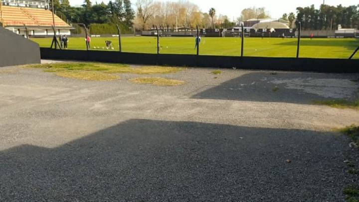 El equipo fue fotografiado en la cancha realizando diversos ejercicios con y sin balón en plena cuarentena y la Asociación de Fútbol Argentino salió al paso.