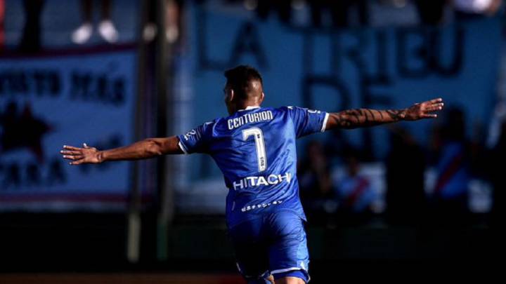 El futuro de Ricardo Centurión parece debatirse entre tres equipos. Después de un primer semestre con buenos rendimientos en Vélez, el futbolista debe volver a Racing.