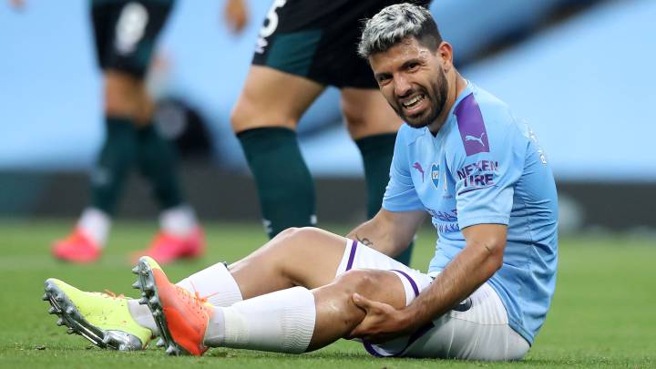 El delantero argentino quedó tendido en el campo de juego y se llevó las manos a la parte posterior del muslo. No pudo marcar y ahora se someterá a pruebas.