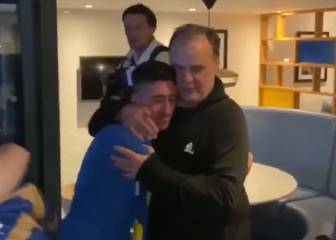 Los jugadores lo adoran: así abrazaban a Marcelo Bielsa tras ascender a la Premier League