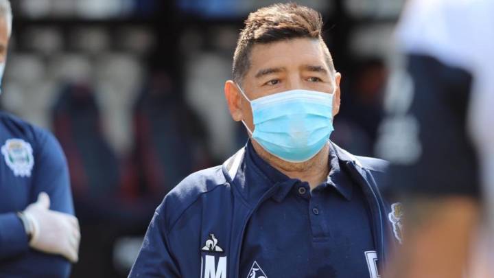 Maradona, a examen de COVID-19 tras el caso positivo de un jugador