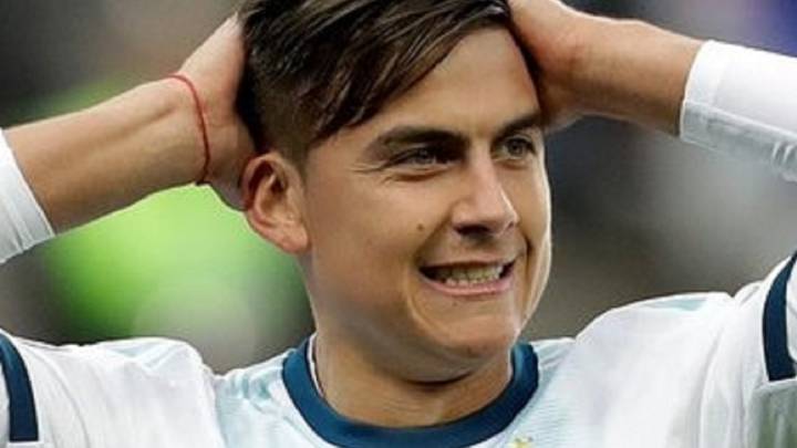El delantero no pudo partir según lo previsto por los posibles casos de COVID-19 en la Juventus. Se trabaja para que pueda volar hacia Argentina.