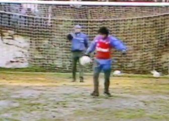 ¡En el barro! La brutal práctica de Maradona que hoy sería impensado en cualquier crack