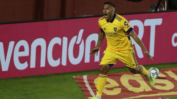 Tevez y Wanchope anotaron los goles de un triunfo importante para arrancar el torneo. Sand igualó con polémica pero en la segunda mitad Lanús se mostró más cansado.