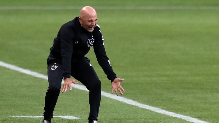 Sampaoli lleva más amarillas que sus jugadores en Brasil