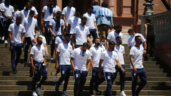 El plantel de Gimnasia, junto a Maradona