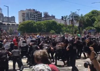 Los violentos empiezan a hacerse notar: a botellazo limpio contra la policía