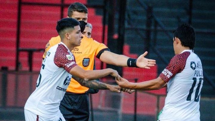 Facundo Farías entra al terreno de juego.