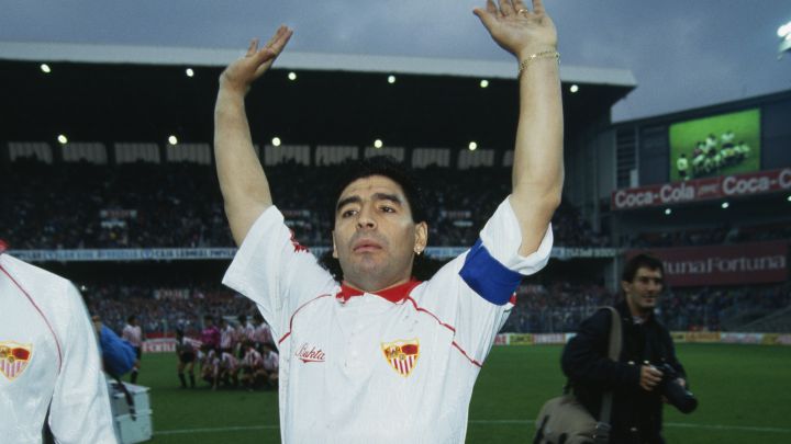 "Maradona tenía a 10 ó 12 imbéciles al lado en Sevilla"