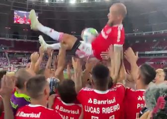 Cánticos, familiares, un manteo... la emotiva despedida del Inter de Porto Alegre a D'Alessandro