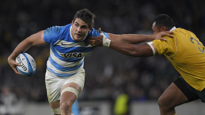 Pablo Matera pugna un balón con Sekope Kepu durante un partido del Rugby Championship de 2016 entre Argentina y Australia.