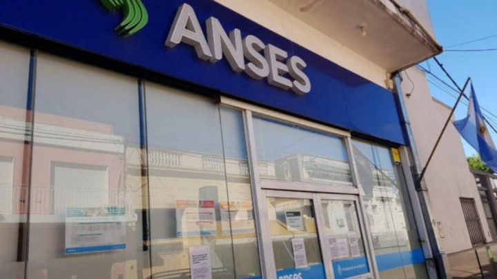 AUH, AUE, PNC, jubilaciones y pensiones de ANSES: quiénes cobran hoy, 8 de enero