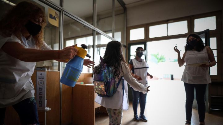 Así ha sido la vuelta a las clases en Buenos Aires: Irregularidades, falta de distanciamiento social...