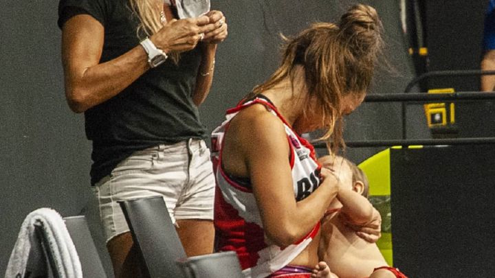 Una jugadora que amamanta en un partido emociona a Argentina