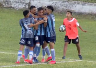 ¡Un alcanzapelotas escupió y le dio un pelotazo a los rivales mientras celebraban!