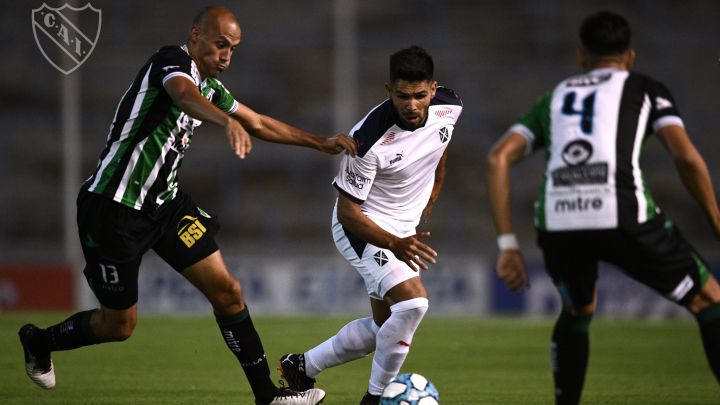 Independiente le gana 1-0 a Villa Mitre de Bahía Blanca al término del primer tiempo en el estadio José María Minella, de Mar del Plata.