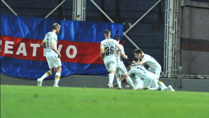 Gago y Aldosivi sufren, pero vencen a San Lorenzo