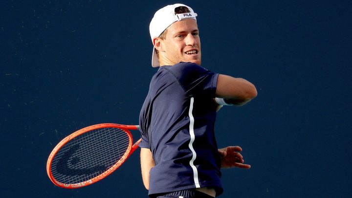 Diego Schwartzman devuelve una bola durante su `partido ante Sebastian Korda en el Miami Open en el Hard Rock Stadium de Miami Gardens, Florida.