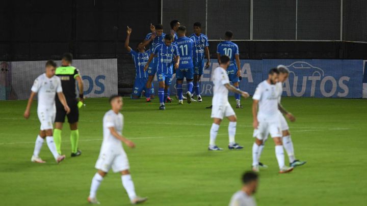 El Tomba aprovecha los errores de Racing y hunde al conjunto de Pizzi en la previa del Clásico