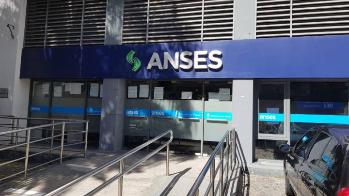 AUH, AUE, PNC, desempleo, jubilaciones y pensiones de ANSES: quiénes cobran hoy, 13 de abril