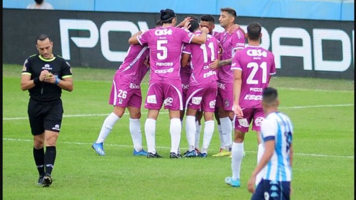 Arsenal se aprovecha de los errores y vence a un Racing irregular