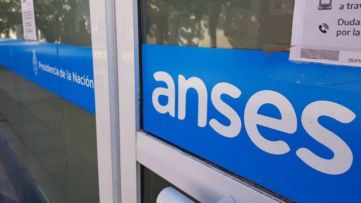 AUH y Bono ANSES: cómo cobrar hasta $28.000 en abril y requisitos para cobrar la ayuda
