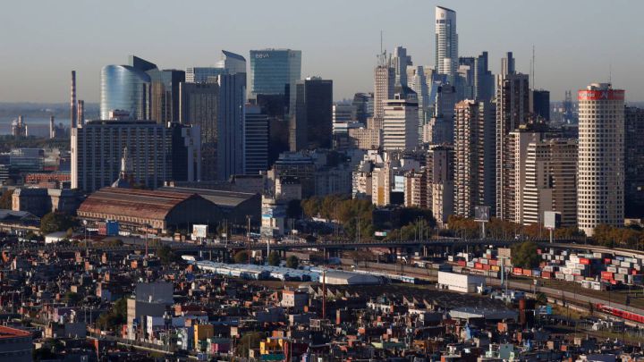 ¿Es feriado el viernes 30 de abril o el lunes 3 de mayo en Argentina?