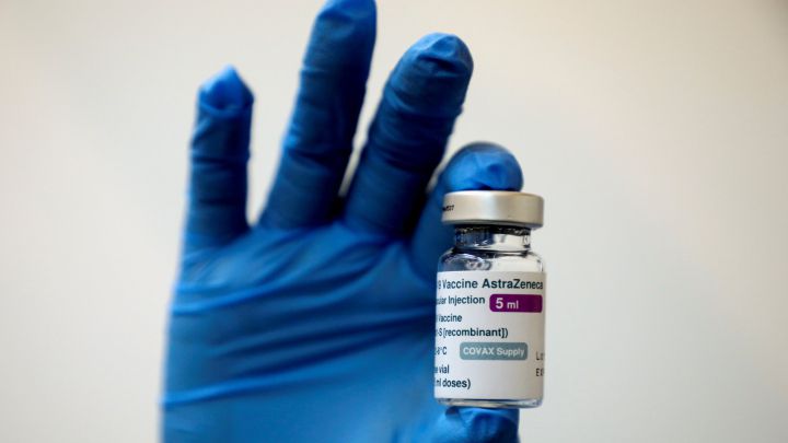 Vacunas AstraZeneca: cuántas dosis llegarán, qué día y quiénes van a recibirla