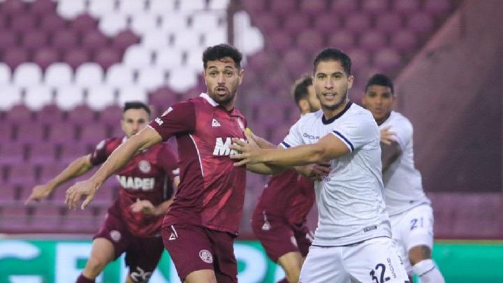 El árbitro de Lanús - Talleres finalizó el encuentro 60 segundos antes de que se cumplan los 5 de adición y, cuando todos se habían despedido, los llamó al campo para continuarlo. Insólito.