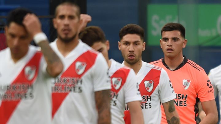En la tarde de este lunes se ha confirmado que Ponzio, Montiel, Vigo, Beltrán y Londoño han dado también positivo por coronavirus en los test realizados.