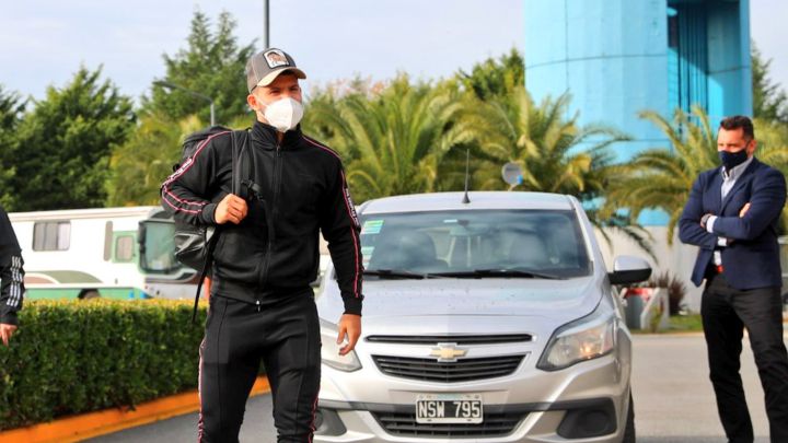 El Kun llegó a Ezeiza, habló de Messi y se sumó a la Selección