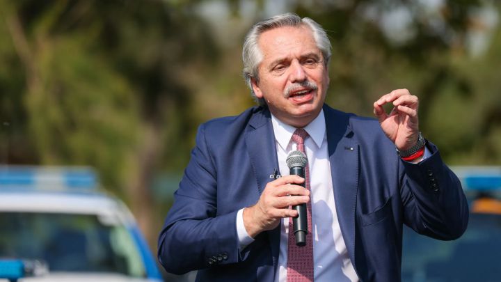 El presidente de la Nación, Alberto Fernández, felicitó hoy a Colón de Santa Fe por haberse consagrado campeón de la Copa de la Liga Profesional.
