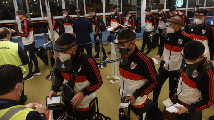 Los futbolistas se aplicaron la Johnson & Johnson al llegar a Estados Unidos. Lucas Beltrán se quedó en la escala de Lima y se sumará al grupo dentro de unos días.