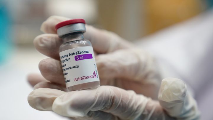 Vacuna AstraZeneca: por qué es más eficaz contra la variante Delta y cuántas dosis hacen falta