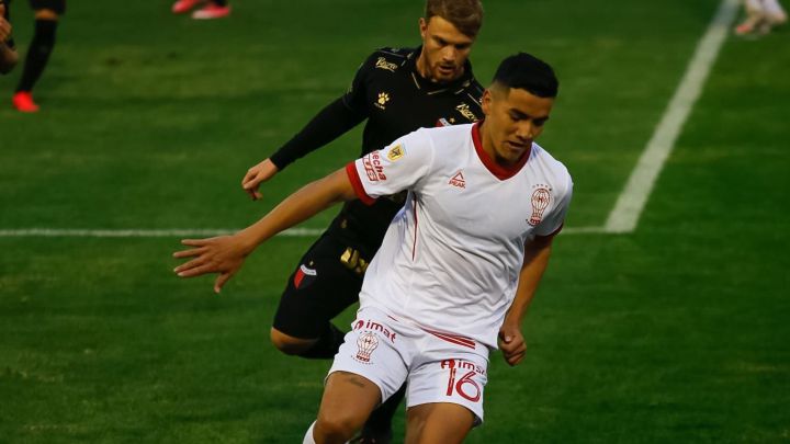 Jugador de Huracán protege el balón