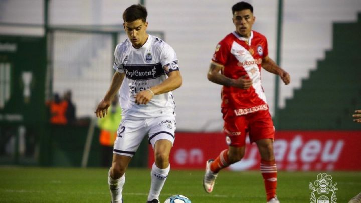 Argentinos Juniors superó hoy 3-2 a Gimnasia y Esgrima La Plata, en el estadio Florencio Sola de Banfield, y avanzó a los cuartos de final de la Copa Argentina.