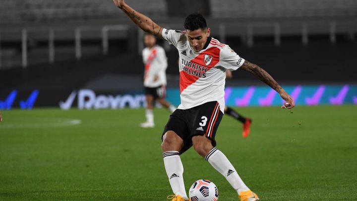 Angeleri golpea al balón