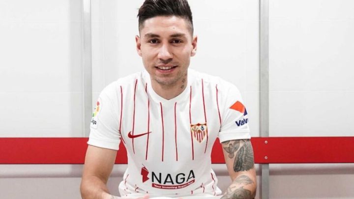 Montiel posa con la equipación del Sevilla