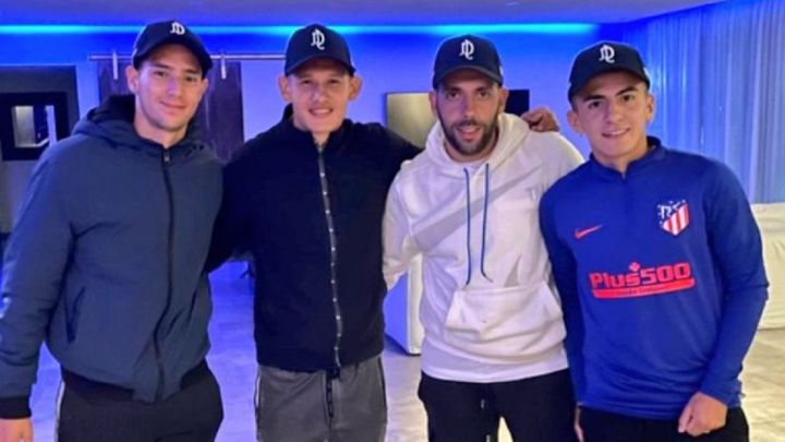 El futbolista de Vélez se ha vinculado con Atlético de Madrid en varias ocasiones y ahora ya viste la sudadera del conjunto colchonero en una reunión.