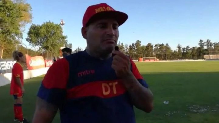 El club apartó de su cargo al técnico luego de una grave denuncia.