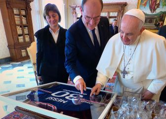 El PSG entrega una camiseta de Messi firmada al Papa