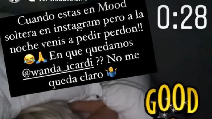 El futbolista publicó una imagen en la que se lo ve en la cama con la madre de sus hijas en medio del escándalo y las fotos sensuales de ella en la ducha.