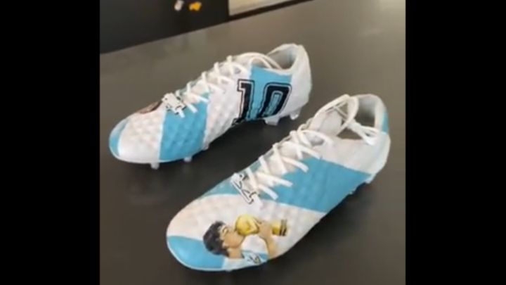 Maradoniano de ley: Blanco lleva la cara de Diego en sus botines