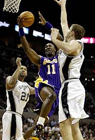 Los Lakers se regodean ante los erráticos Spurs