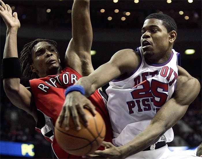 Pistons obliga a Raptors a compartir el sexto lugar