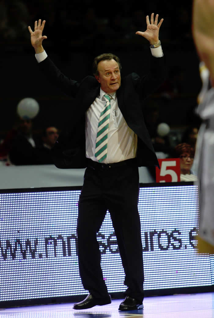 Unicaja da a Aíto dos partidos de margen