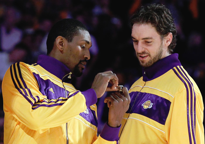 Los Lakers reciben los anillos de campeones