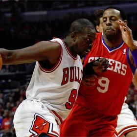 Rose volvió a lesionarse y los Bulls ganan con facilidad Rose volvió a lesionarse y los Bulls ganan con facilidad